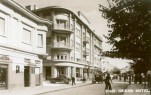 Današnja Zvonimirova ulica, s lijeva zgrada ljekarne, Grand Hotel i kuća Asanović, 1940-ih.