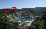 Pogled na eksploatacijsko polje kamenoloma Hercegovac s jezerom i pogonom u prvom planu te Ružica Gradom u daljini