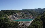 postojeće stanje – pogled na eksploatacijsko polje kamenoloma Hercegovac s jezerom i pogonom u prvom